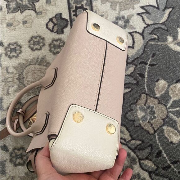 Michael Kors Mercer bag

Michael Kors Blush Pink Satchel with Gold Details - Picture 11 of 11